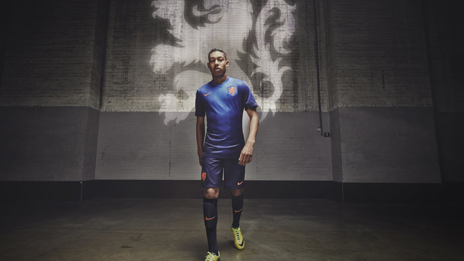 足球赛场焦点！法国队对阵俄罗斯队，老将回归赛场，再度燃起斗志