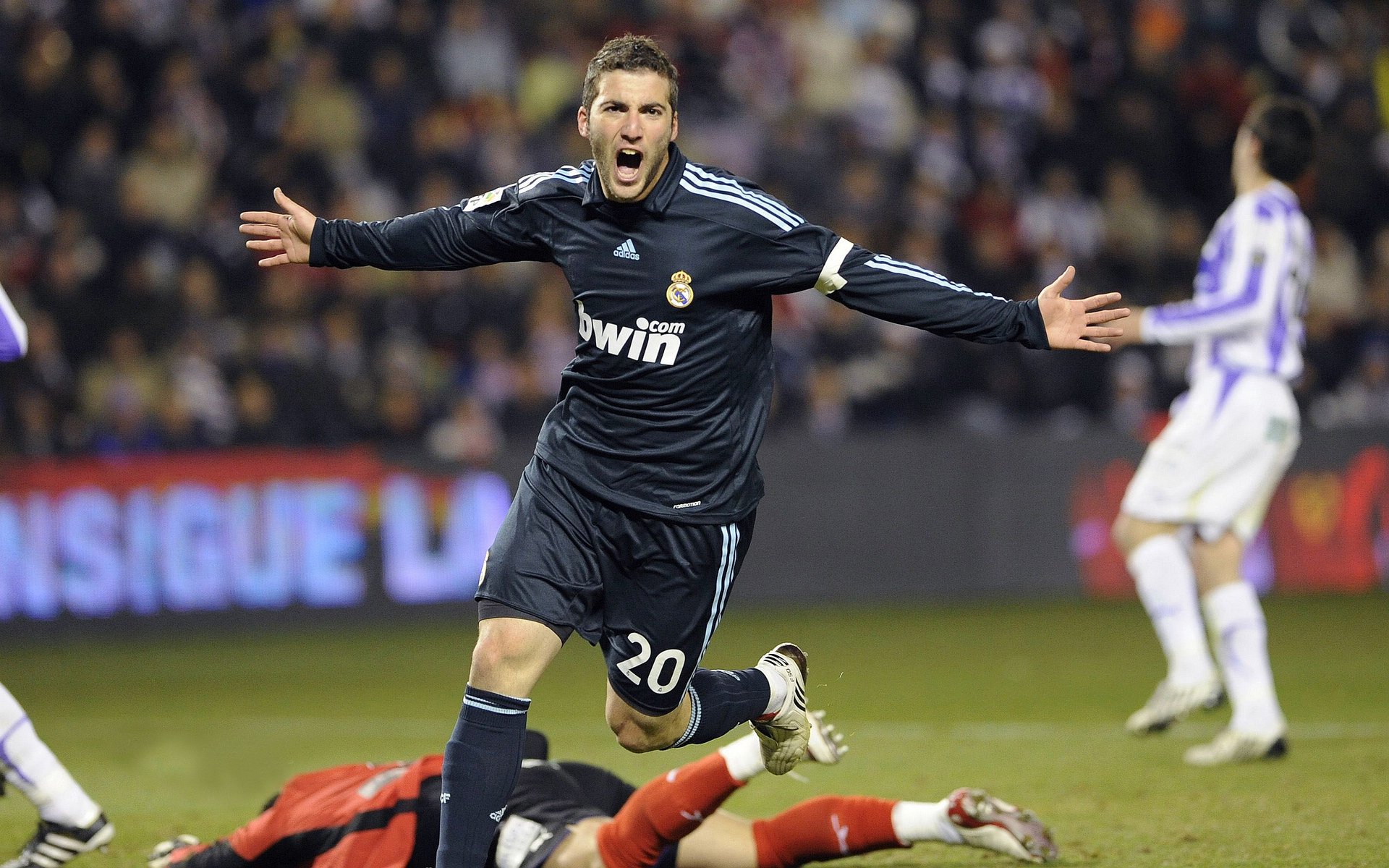 库里复出首秀出彩，罗马主场惊险山东泰山，豪取45连胜